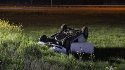 Auto op de kop in weiland