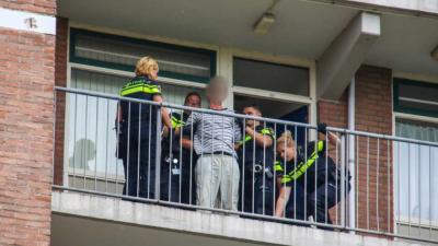  Man door politie uit woning gehaald