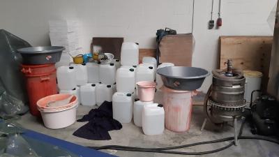 In beslag genomen vaten drugs