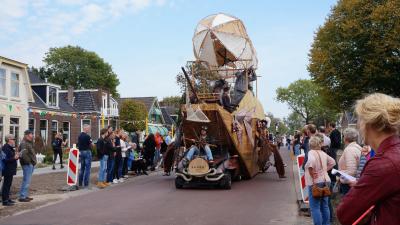 Allegorische optocht de Knipe druk bezocht
