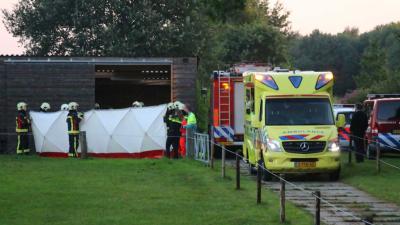 Man ligt twee uur bekneld onder houtkloofmachine