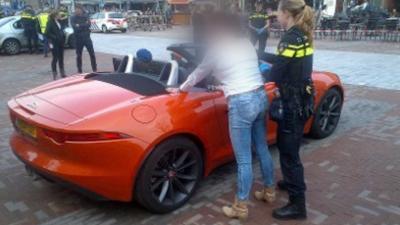 Dure auto’s, drugs en wapens bij autocontrole Rotterdam gevonden