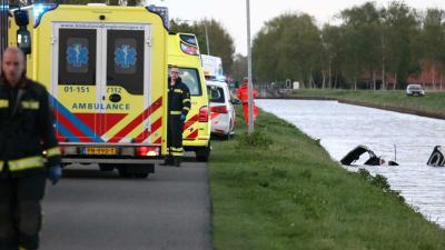 Moeder en zoon te water met auto bij Stadskanaal