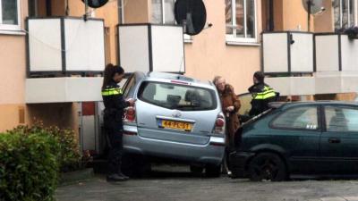 &#039;Spookrijder&#039; rijdt met auto tegen flat