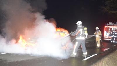 Auto vliegt tijdens het rijden spontaan in brand