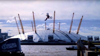 Motorcrosser maakt spectaculaire backflip over de Theems