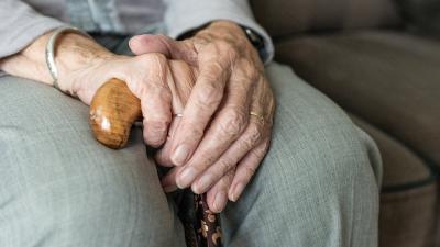 Bejaarde man met stok Bejaarde man met stok