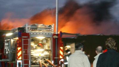 Dikke rookwolken boven Vondelpark door brand in schuur van Stadsdeel