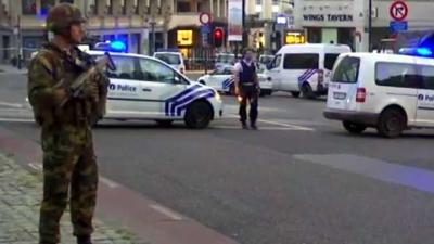 Militairen schieten met mes aanvallende man neer in Brussel Militairen schieten met mes aanvallende man neer in Brussel