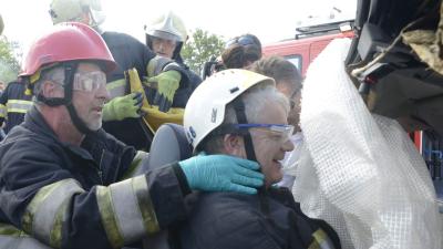 Brandweer bevrijdt Utrechtse burgemeester uit autowrak 