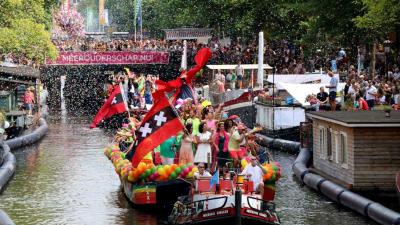 Drukte in Amsterdam voor kleurrijke Canal Parade