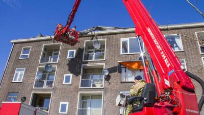 Storm rukt deel dakgoot van flat in Vlaardingen
