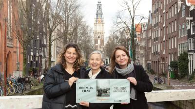 Acteur Rifka Lodeizen, regisseur Sandra Beerends en producent Floor Onrust met de Kristallen Film Award