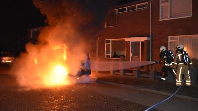 Auto volledig in brand
