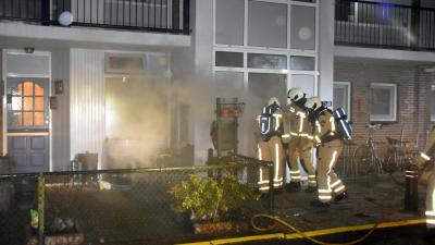 Brandweer bezig met blussen kelderbox brand