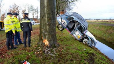 Baby gewond na te water raken auto na ongeval Baby gewond na te water raken auto na ongeval