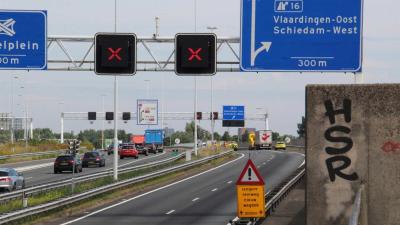 File voor Beneluxtunnel door lang oliespoor 