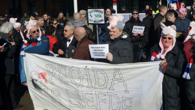 Voorman Pegida Edwin Wagensveld door de politie aangehouden vanwege tonen hakenkruis Voorman Pegida Edwin Wagensveld door de politie aangehouden vanwege tonen hakenkruis