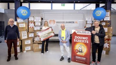 V.l.n.r. op de foto: Henk Foekens (Voedselbanken Nederland), Ellen van der Linde (Marketing Manager Douwe Egberts), Jaap Stelling (Lionsclubs Nederland) en René Froger, ambassadeur van Voedselbanken Nederland