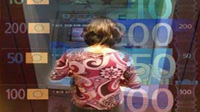 Foto van vrouw die geld pint | Archief EHF Foto van vrouw die geld pint | Archief EHF