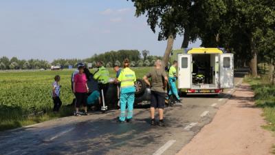 auto, op zijn kop, botsing, boom, gieterveen