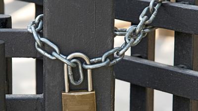 Amsterdams bedrijfspand met hennepkwekerij en vuurwapen gesloten