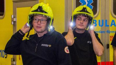 Brandweer Vlaardingen verder met gele helmen met led-verlichting Brandweer Vlaardingen verder met gele helmen met led-verlichting