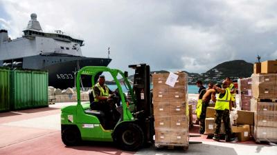 Miljoen kilo aan hulpgoederen gelost op kade in Sint Maarten Miljoen kilo aan hulpgoederen gelost op kade in Sint Maarten