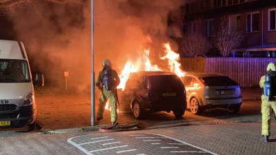 Brandweer blust autobrand