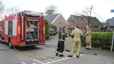 Brandweer overlegt tijdens blussen