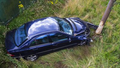 Vrouw met de schrik vrij na aanrijding met boom