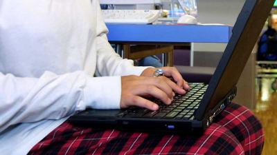 Foto van vrouw achter laptop | Archief EHF Foto van vrouw achter laptop | Archief EHF