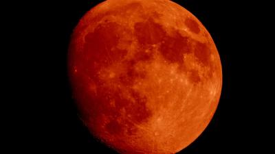 Maan kleurt vrijdagavond helemaal rood, langste bloedmaan van de eeuw Maan kleurt vrijdagavond helemaal rood, langste bloedmaan van de eeuw