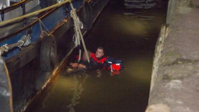 Politie en brandweer redden man uit water Politie en brandweer redden man uit water