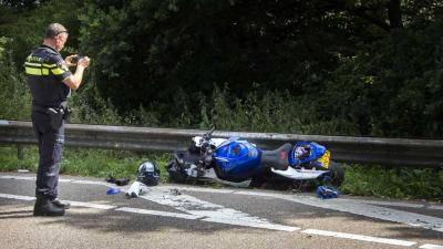 Motor onder vangrail op A20 na aanrijding