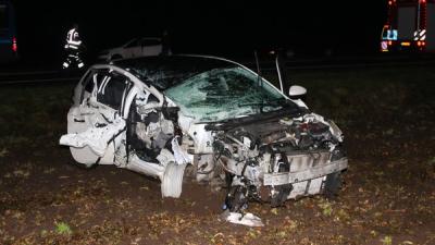 Auto knalt op vrachtwagen op N34 