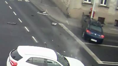 Voetgangster heeft engeltje op haar schouder tijdens crash auto&#039;s