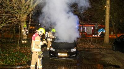 Auto brandt twee keer af in één nacht 