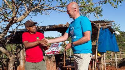 Apenheul geeft grote donatie voor blauwoogmaki op Madagaskar