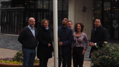 Almere hijst regenboogvlag als tegengeluid Nashville-verklaring Almere hijst regenboogvlag als tegengeluid Nashville-verklaring