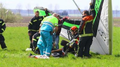 Paraglider stort neer in weiland