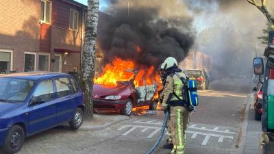Brandweer blust autobrand