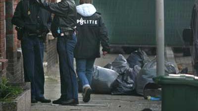 Foto van agenten bij woning | Archief EHF Foto van agenten bij woning | Archief EHF