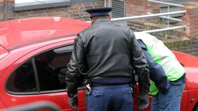 Politie houdt in auto slapende man met vuurwapen aan