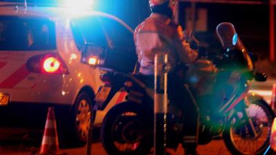 politieauto-motoragent-zwaailicht-donker politieauto-motoragent-zwaailicht-donker