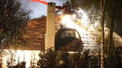 rieten dak in brand