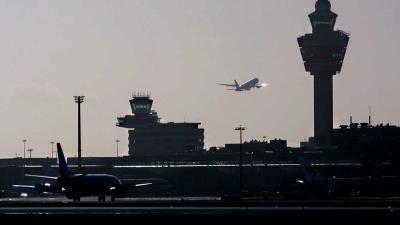 schiphol-verkeerstoren-vliegtuig schiphol-verkeerstoren-vliegtuig