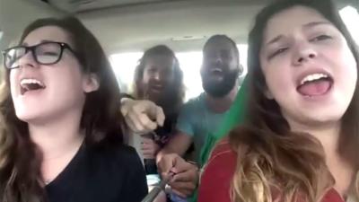 In auto zingend viertal filmt eigen crash