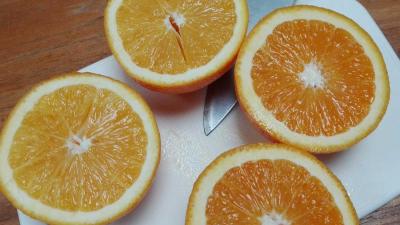 sinaasappel-mes-snijplank-fruit-vers sinaasappel-mes-snijplank-fruit-vers