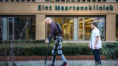 Dwarslaesiepatiënt loopt weer dankzij robotpak Dwarslaesiepatiënt loopt weer dankzij robotpak